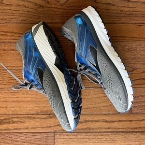 Brooks GTS 18 sneakers